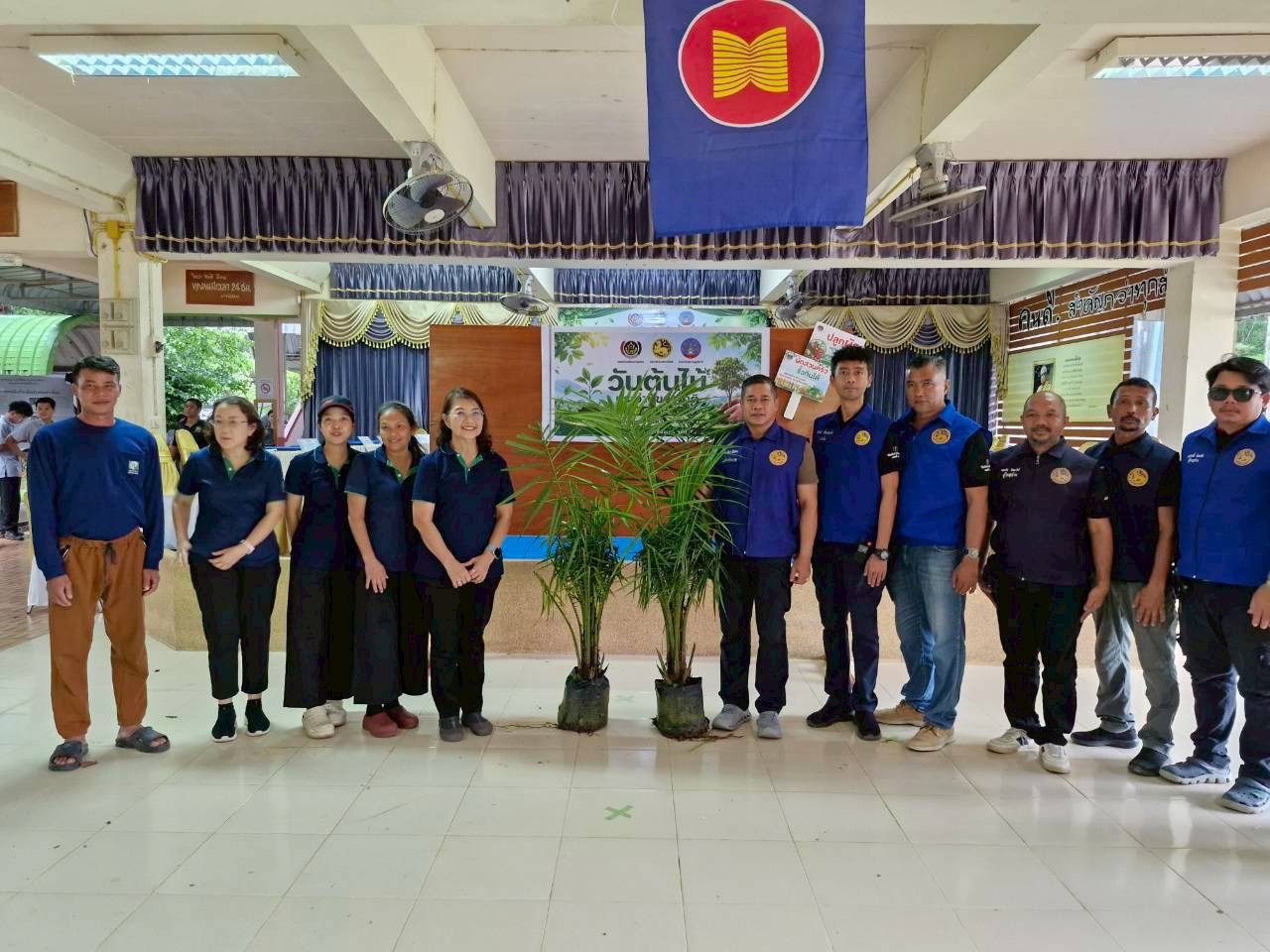 กิจกรรมการบันทึกข้อตกลงความร่วมมือ (MOU) ของตำบลท่าสะท้อน “โครงการตำบลเข้มแข็ง ตามหลักปรัชญาของเศรษฐกิจพอเพียง”และ "วันต้นไม้"